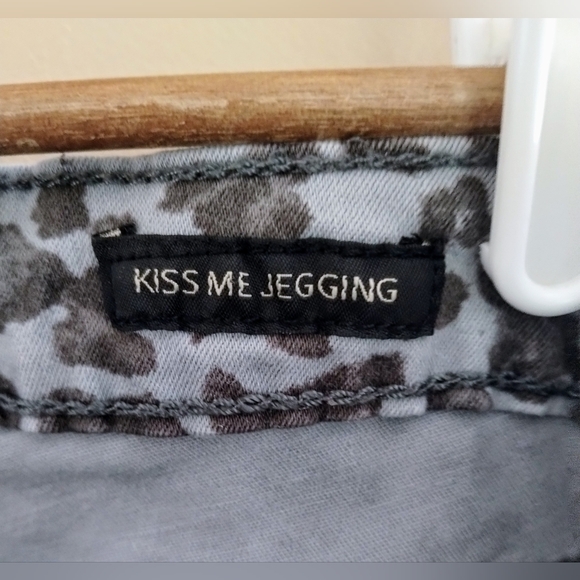Jessica Simpson kiss me jegging, snow leopard pattern, size 27, 7.5" rise - Picture 5 of 7